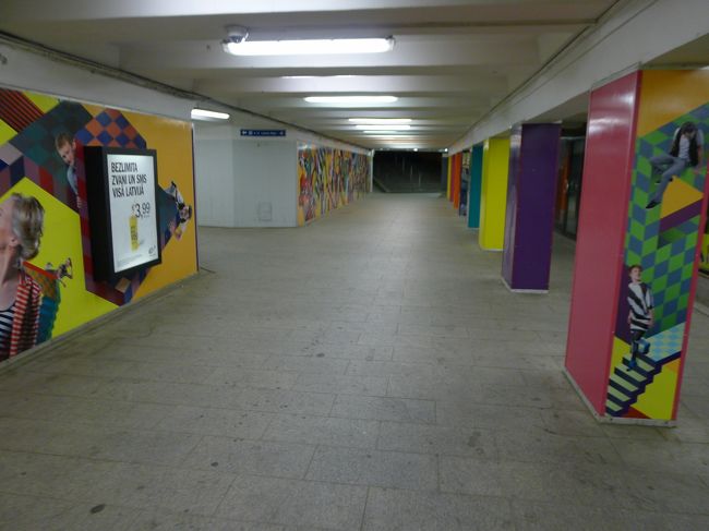 この地下通路を通らなければ、街中にはいけない。<br /><br />大きなスーツケースを引きずりながらも、とにかくまっすぐ前を急いで進むべし。