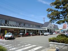 路線バスにてJR松山駅に到着しました。
空港から市街地までの利便性はなかなかです。
伊予鉄バスで思わずSuicaを出してしまいました　(^^ゞ