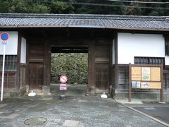 早速宇和島城に行ってみることにします。
主に天守に行くのに2つの入口がありますが消防署と郵便局の近くの方から行くのがいつものコースです。
