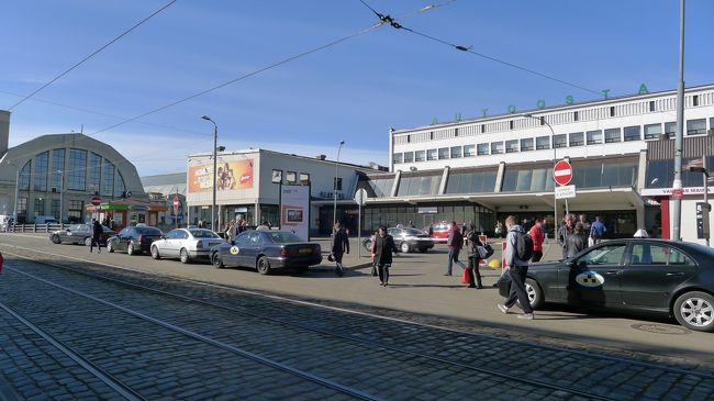 左奥に中央市場、手前（右側）がリガのバスターミナルという位置関係。<br /><br />リトアニアに行くバスに乗る前に、とりあえずリトアニアの通貨・リタスに両替した。<br /><br />リトアニアは、今年（2015年）からユーロ導入国になった。以前より、旅行はしやすくなったのですね。