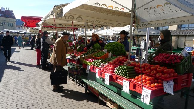 建物の中だけでなく、周辺も露店でにぎわっている。<br /><br />色とりどりの野菜が美味しそ〜。<br /><br />