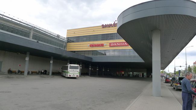 これがシャウレイのバスターミナル。左がバスで右側がタクシー乗り場。奥はショッピングセンターになっている。<br /><br />シャウレイに来たのは「十字架の丘」を見るためなんだけど、ターミナルから丘までは12?の距離で、そこまではタクシーを選択。<br /><br />というのも、バスでは時間的な融通がきかないので却下。レンタル自転車は万が一、迷ったら…と思って断念。そんな消去法でタクシーが残ったというワケです。