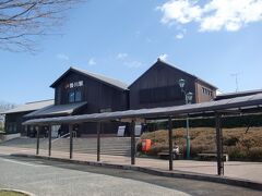 掛川（かけがわ）駅



駅本屋
該駅は、明治２２年（１８８９年）４月１６日開業である。
昭和１５年（１９４０年）５月改築の第２代目駅本屋。
http://railway.jr-central.co.jp/station-guide/shinkansen/kakegawa/index.html
