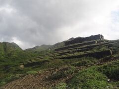 陰陽海から後ろを振り返ると巨大な城のような建物。

「十三層遺址」十三層旧鉱石場遺跡。
山の地形に沿って十三層に重なるような精錬所跡。

1933年日本統治時代に粗銅を生産する精錬施設として建てられ、1985年台湾金属鉱業公司が財政難で閉鎖されるまで稼働していたそうです。