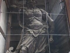 ようやくたどり着いた南大門。
阿吽さんたちの写真をパチリ。

どこに行っても海外の方が多かったのですが、今回はヨーロッパ系の方がたくさんいらっしゃって鹿と戯れていました。