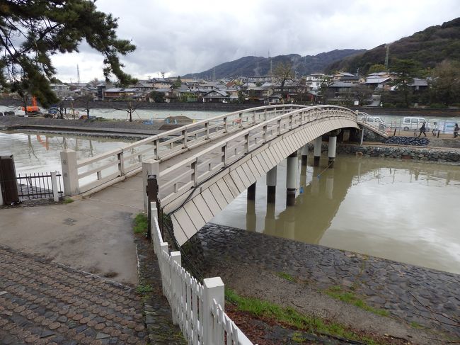 橋ですね。<br />川は、底が浅いので深くする工事中です。