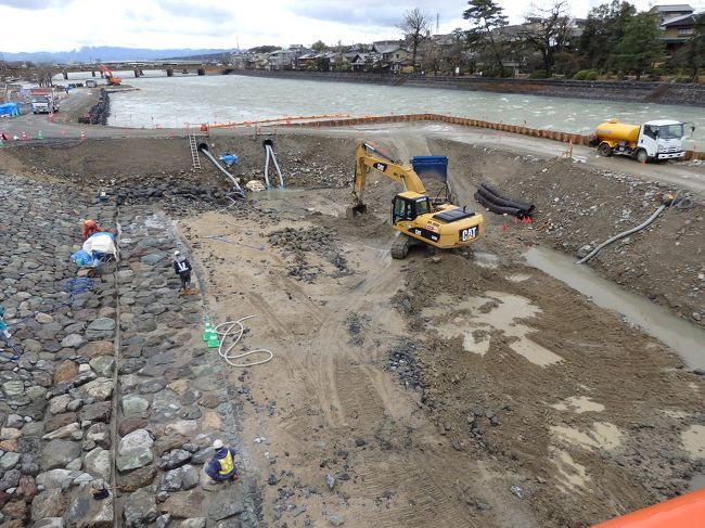 いつできるのでしょうか。<br />大変な作業です。<br /><br />宇治川は氾濫が多いのですかね？<br />昨日から今日にかけて結構雨が降りましたが、流れも速く水も多かったです。