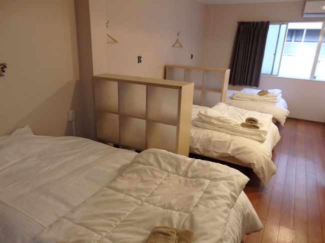 そして、お部屋。<br />きれいで快適でした。<br />棚が充実していたので置くこともできたし。<br />私が行ったときは日本人ばかりでした。<br /><br />本当ならリビングで過ごしたりするんでしょうが、現代っ子なもんでスマホ充電したりするためにベッドルームにずっといた私。<br />今度は交流してみたいものです。