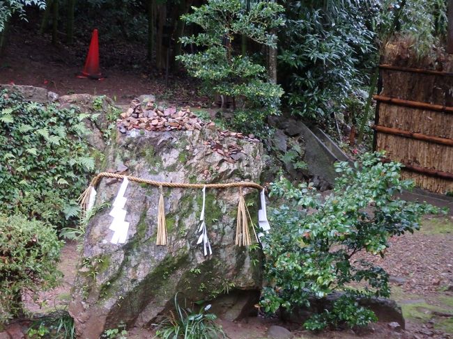 昔の社あとだそうです。<br />跡とはいえども、お社があったところなので大きな石などを置いて敬っているとのこと。