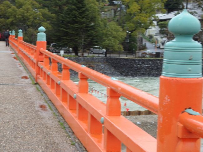 朱塗りの橋。<br />ここを通るだけでテンションが上がりますね。