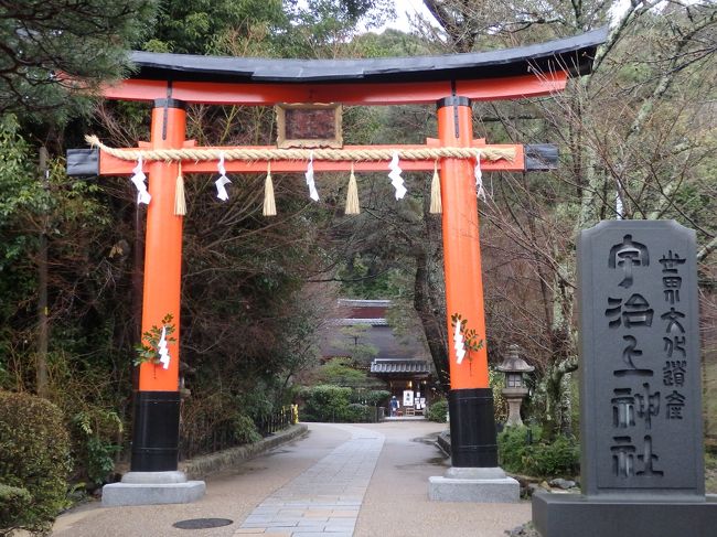 国宝の宇治上神社ですね。<br />これは、神社だけが世界遺産なのではなく、山も含めて全体が世界遺産なのだそうです。<br /><br />宇治上神社に行くと、質問が多いと思われるQ＆Aみたいなものが置いてあるので読んでみると面白いです。<br />