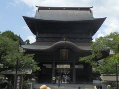 阿蘇神社まで来ました。

こちらも観光客が多く、駐車場が満杯でした。
たまたま空いたスペースに入れました。
