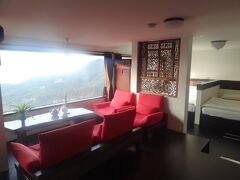 今夜の宿‘温莎堡景観民宿・日光涵館６’のお部屋。台北ナビ経由で予約、1泊朝食付き1室16,660円（税込）。

昨年5月に友人と宿泊しまた泊まりたかったお部屋です〜一面が大きな窓で眺望がとにかく素晴らしいのです！
調度品がレトロな雰囲気で広々としたお部屋、くつろげます。ベッドが２台あるのもＧＯＯＤ、相手を気にせずゆっくり休めます。

昨年５月に宿泊したときは、木造のバスタブがあったけどなくなっていて、シャワーだけでした。トイレはウォシュレット。日ごろの習慣でついトイレットペーパーを流してしまうので、水に溶ける日本製のトイレットペーパー持っていきました。

ウォーターサーバーや冷蔵庫・ドライヤー・アメニティなど一通りのものは揃っていて不自由はありません。タオル類はバスタオルだけなので、フェイスタオルを持参しました。コンセントの数は多く、日本の家電そのまま使えます。

