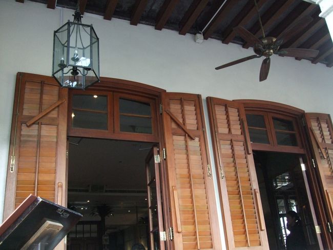 歴史的建造物をリノベしたものなの、コロニアル様式がかっこいいです。ザ・パーラーでお茶しました。