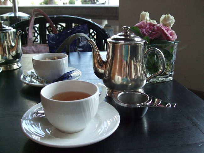 テラスでハウスブレンドの紅茶。花の香り。まわりは皆、アフタヌーンティ中。3段重ねのあれ。楽しそうだな。広場を上から見る造りで海も見えて、ずっと座っていたい。