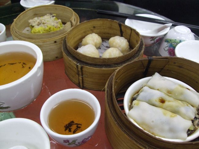 海老餃子<br />焼売 <br />腸粉（香港らしい一品）<br /><br />お茶も常に熱々。お湯がなくなるとソッコー給湯される。あの気合いを思い出すと笑える。