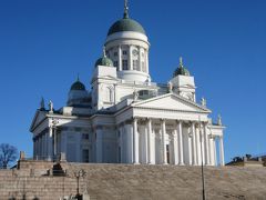 ヘルシンキ大聖堂に到着。
雲ひとつない青空に白い大聖堂。
まだ観光客もまばらでゆっくり写真を撮ることができました。
