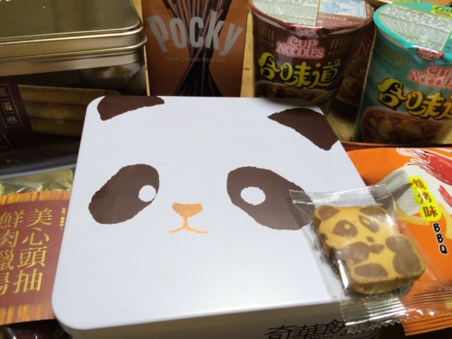 お土産たち。パンダクッキーのとなりの中華ソーセージが独特で面白かった。