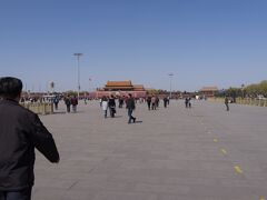 観光客も結構います。
天安門広場が広いのでそんなに居ないように感じますが、かなりの中国人観光客がいました。