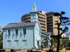 【旧出島神学校】
1878年に建てられた、現存する日本最古のキリスト教の神学校（プロテスタント系）。
札幌の時計台に少し似た建物といった印象