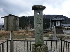 今庄宿への入口に、文政の道しるべが立っていた。

最初は木造だったそうだが、文政13年（1830年）に笏谷石で造り替えられた。

「右京つるが己可佐（わかさ）道、左京いせ江戸道」と刻まれていた。
