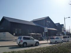 掛川（かけがわ）駅



駅本屋
該駅は、明治２２年（１８８９年）４月１６日開業である。
昭和１５年（１９４０年）改築の第２代目駅本屋。
http://railway.jr-central.co.jp/station-guide/shinkansen/kakegawa/