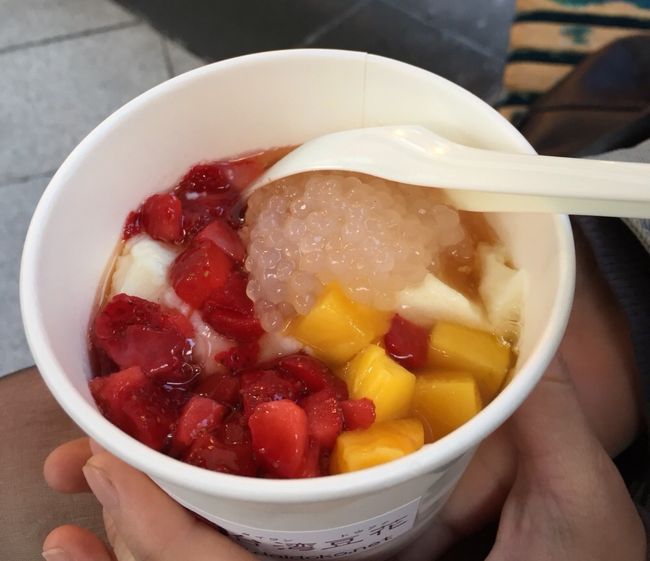 北京ダックとか。肉まんとか。豆腐のデザートとか。あとコロッケとか。<br />色々食べちゃいました（≧∇≦）<br />美味し〜い