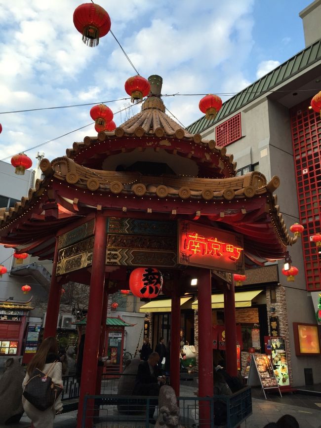 ここにね。座って食べました。<br />平日なので空いていたから良かったけど、お休みの日は食べる場所を探すの、大変だろうなあ〜