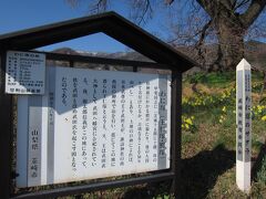 その後、中央道を進んで韮崎ＩＣで降り
韮崎市にある、わに塚のサクラまで来ました。
案内①