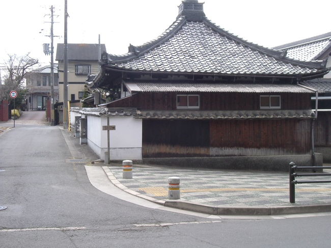 高畑町<br /><br />原始林を出ると、視界が広がり、風景が一変します。正面の家の前に、道標があり、新薬師寺の方角を示しています。