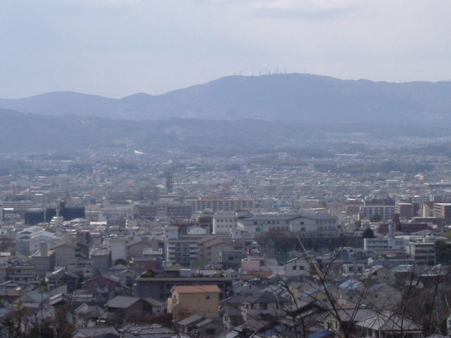 白毫寺<br /><br />正面の山が生駒山。中央左にテレビ塔があり、テレビ塔の左手に唐招提寺が見えるとのことなのですが、分かりますか？