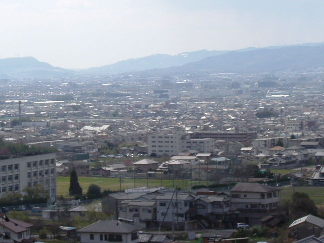 白毫寺<br /><br />右手の山が矢田丘陵で、その奥、中央に見えている山が信貴山です。