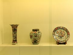 近くの伊万里有田焼伝統産業会館では絵付けなどの体験もできます
写真は館内の展示品