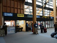 エルカラファテから一時間ちょっとでウシュアイアに到着。


ココもそうだけど、アルゼンチンはどこも空港にレンタカーがあった。

時間があれば借りたかったけど、