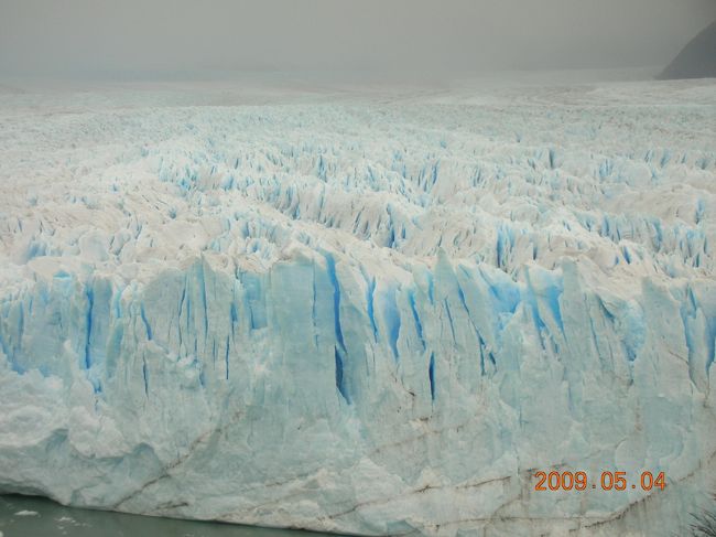 時期が時期なので大崩落はしませんでしたが、雷鳴のような氷河の割れる音が何度も鳴り響いていました。