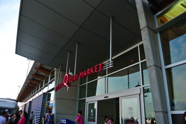 ＡＮＡのツアーでビクトリアを目指します。<br /><br />フェリーに乗る前の休憩所的なところ。<br /><br />中国人めっちゃいた。