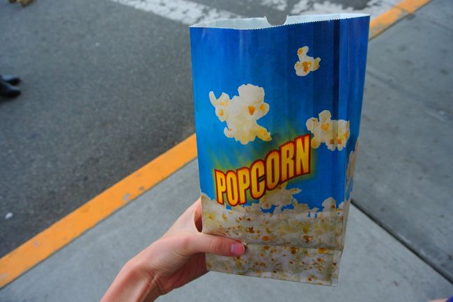 このポップコーンを休憩所で購入し、むさぼり食ってたら、中国人に「それどこで売ってるの？」的なことを英語で聞かれました。<br /><br />日本語で「あっち」と教えてやりました。<br /><br />このポップコーンおいしかったな…。