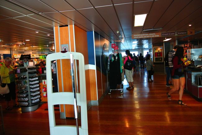 フェリーの中にはお店とかゲームセンターとかあった！<br /><br />記念になにか買いたいと思って、くまなく物色するも、ロクなものがありません。<br /><br />ただ酔わないし、快適！<br /><br />フェリーだいすき！<br />