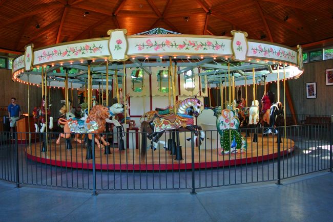 庭園内広すぎて、メリーゴーランドがあります。<br /><br />乗りたかったけど、英語できないし、ビビりなので、近くでじっと見つめることしかできませんでした。（怪しい）