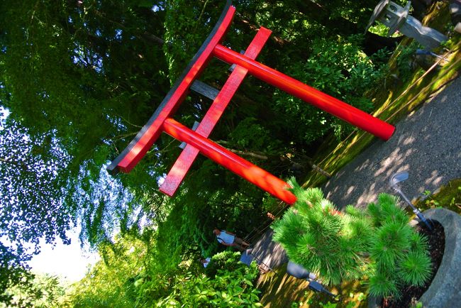 「日本庭園」がありました。<br /><br />日本庭園には鳥居はないでしょ。<br /><br />ということでここは「日本っぽさを出す庭園」ですね。