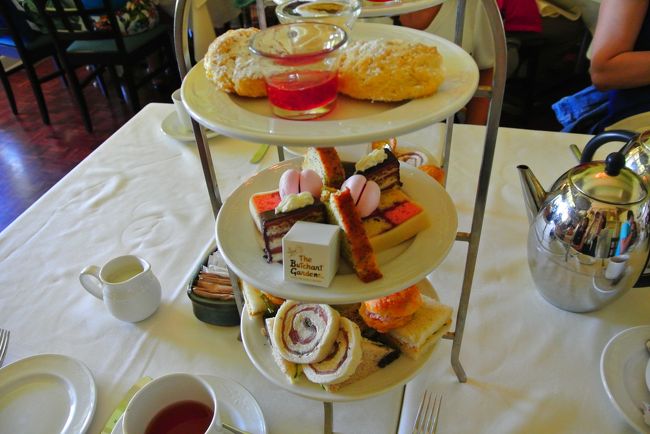 ここではアフタヌーンティーが食べられます。<br /><br />ただ味は微妙！<br /><br />おいしいのもあるけど、あまったるい！<br /><br />日本で食べるアフタヌーンティーのが繊細な味がする。<br /><br />（しかもツアーだから、８人くらいの同行者と一緒のテーブルでアフタヌーンティーという気まずさ。ツアーは楽だけど、こういうところが嫌いです。）