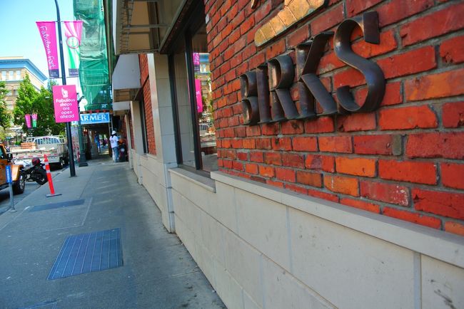 お土産物屋とか大型ショッピングモールみたいなのもあって、買い物はここでできます。（ただ品揃えはバンクーバーとほぼ同じ）<br /><br />街角がおしゃれ！<br /><br />ここで自由時間が終わったらあとはバンクーバーまで帰ります。（ツアーの車で爆睡したため、あまり覚えていない。帰りのフェリーとか乗ったっけ？くらいの勢い。）