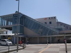 島田駅



駅本屋
全景
該駅は、明治２２年（１８８９年）４月１６日開業である。
鉄道敷設に関し、当初の計画では旧東海道沿線を予定していたが、該位置に停車場設置の場合、大井川架橋が困難と判断され、改めて再測量の結果、現位置に決定された。
然るに、該駅設置位置は、当時の島田町中心部から余りに南方に存在した為に、開設早々に困難に遭遇し、相談の結果、島田町有力者達は、旧東海道島田宿から該駅に到る新道設置に就いて、当時の第２代静岡縣知事 時任為基（ときとう ためもと）（天保１３年（１８４２年）５月〜明治３８年（１９０５年）９月１日）（明治２２年（１８８９年）６月８日〜明治２５年（１８９２年）８月２０日在任）に対し新道設置に関する請願書を提出し、時任知事は該請願を受入れる代りに、新道用地無償提供、及び、新道設置建設資金２６円を寄付に依る事を条件に了承した。
該駅は、大井川東岸に所在する事から、該駅開業当時から木材、及び、製茶出荷を大量に取扱い、反面、該駅に於ける取扱施設が狭隘だった事が原因で、構内滞貨が日常化して来た事から、早くも、明治２９年（１８９６年）８月１７日附で、貨物積卸場拡張願が逓信省鐵道局長宛に提出された。
該文書提出と相前後して、同年７月に島田停車場前-大井川向谷間に馬力ながら島田軌道が建設設置され、従来の荷馬車に代り、木材輸送に期待が寄せられた。
島田が経済発展の基盤を築いたのは、明治４０年（１９０７年）１月１９日附で、東海紙業會社が創立された事が嚆矢である。
即ち、該社は創業者たる 大蔵喜八郎（おおくら きはちろう）（天保８年（１８３７年）１０月２３日〜昭和３年（１９２８年）４月２２日）が、欧米視察旅行の際に、大河川流域では木材を川流しさせ、下流域に於いて該木材を使用する製紙業が盛んたる事を知り、大井川流域に於いて該産業が未着手たる事から、大倉自身が製紙製造業が可能なりと判断して企業創業し島田に工場建設が決定した。
該工場は建設も順調に進み、明治４３年（１９１０年）７月７日に稼動開始した。
此の為に、島田町は、該駅構内施設再拡張を立案し、約３７００坪の土地を用意し、建設資金２８８６円を鐵道院に無償提供した。
東海紙業側も自社所有地を無償提供し、該駅構内施設拡張に協力した。
http://railway.jr-central.co.jp/station-guide/shizuoka/shimada/index.html