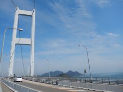 最初の橋そして最長の橋でもある　『来島海峡大橋』は
世界初の三連吊橋。

しまなみ海道の７つの橋の中でも一番高い所にある橋です
