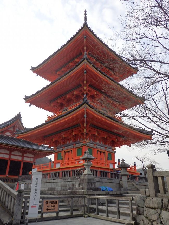 三重塔。<br /><br />坂上田村麻呂の孫である葛井親王が平安初期に建立したそうです。<br />三重塔としては日本最大級とのこと。<br /><br />今まで見た中では朱塗りが鮮やか。