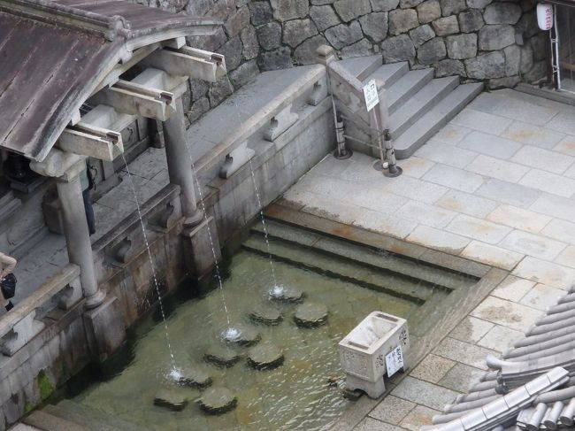 音羽の滝です。<br />どれを飲んでも良いとのことです。<br />心の中で「長寿・学問・恋愛」のうちの一つがかなえられるとか。<br />