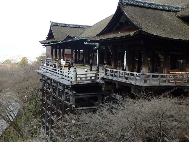 違う角度から見た清水の舞台。<br />少し斜めになっているんですよね。<br /><br />清水の舞台から飛び降りるってどういう気分なんだろう。<br />よっぽどの勇気だ。