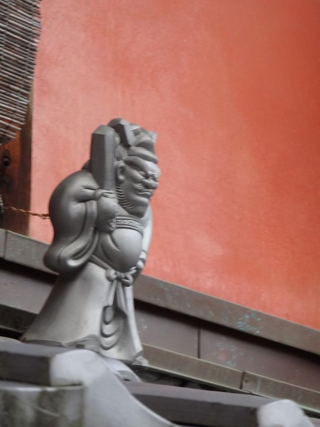 お店の上にも見張り番が。