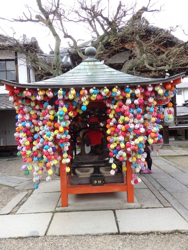 いろんな願い事が書かれたものが飾られています。