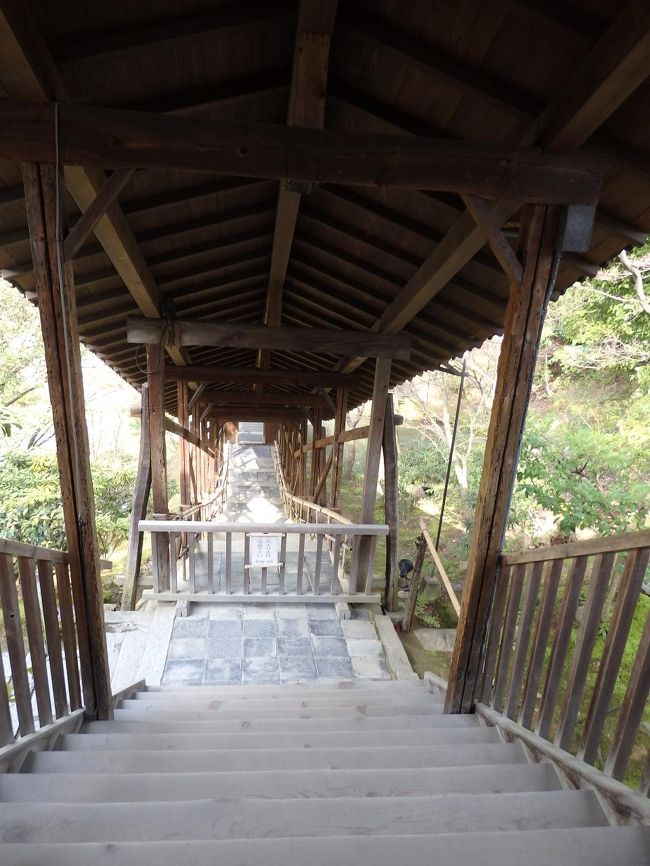 臥龍廊の真ん中に少しスペースがあると思いますが、それは観月台でし。<br />文字通りここからお月見をするためにスペースがあったとか。